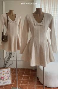 Robe en laine nude de style coréen OEM de haute qualité avec col en cœur et nœud élastique en velours côtelé, col plongeant, manches évasées - Product Image 2