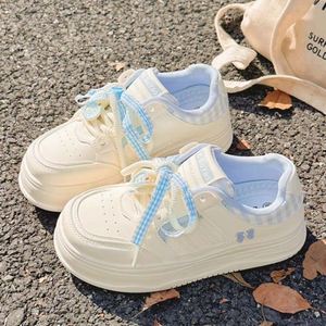 Nuevas Zapatillas Blancas Coreanas de Nicho 2026, Zapatos de Plataforma Baja de Cuero para Mujer, Calzado Casual de Moda Versátil para Estudiantes - Product Image 1