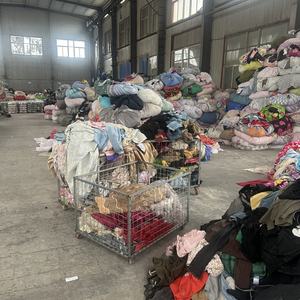 Venta al por mayor original usado chino hombres marca <span class=keywords><strong>ropa</strong></span> deporte Marca mixta <span class=keywords><strong>ropa</strong></span> usada abrigo de segunda mano sudaderas con capucha para mujer - Product Image 5