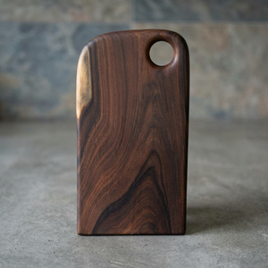 Planche à découper asymétrique en teck massif brun foncé avec trou intégré pour le pouce - Product Image 1