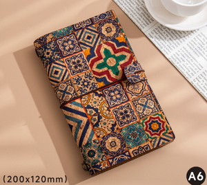 Carnet de voyage personnalisé en cuir PU marron vintage avec boussole en relief, fermeture à sangle, rechargeable, vente en gros - Product Image 3