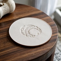Sous-verres en cuir personnalisés avec logo, design minimaliste en relief - Ensembles de sous-verres promotionnels pour souvenirs d'entreprise, vente en gros