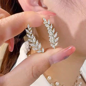 Orecchini Pendenti a Forma di Spiga di Grano con Micro Pavé Placcato Oro e Zirconi, Gioielli Eleganti per Uso Quotidiano - Product Image 5