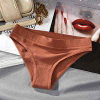 Venta al por mayor de alta calidad de tiro medio de las mujeres ropa interior de algodón sólido liso teñido Bikinis Panty cómodo transpirable para las niñas