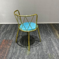 Chaises de salle à manger élégantes en métal à dossier en X avec finition dorée – Sièges stylés pour restaurants de prestige et projets de cafés modernes