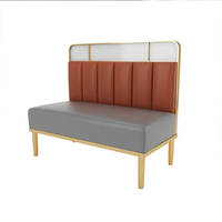 Banquette de restaurant confortable et légère en cuir gris à dossier haut, base de table basse dorée et chaise de restaurant blanche