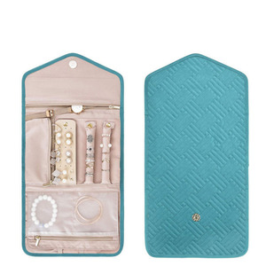 Pochette à bijoux au design matelassé tendance, qui ajoute une touche d'élégance à votre collection d'accessoires <span class=keywords><strong>tout</strong></span> en gardant les articles bien organisés - Product Image 1