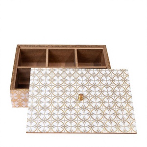 Boîte de rangement en bois avec couvercle à motif géométrique doré, design compartimenté pour organiser les cadeaux, décoration artisanale moderne - Product Image 1