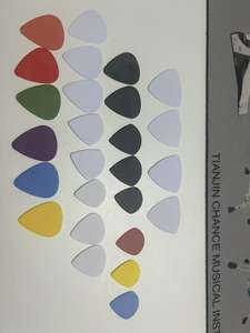 Goedkoopste gitaarplectrum derlin materiaal OEM 0.46/0.6/0.71/0.8 1.0/1.2/1.5mm aangepaste grappige blanco gitaarplectrum plaat - Product Image 1