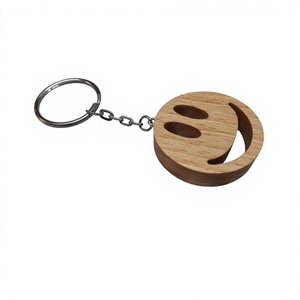 Porte-clés en bois naturel avec nom gravé sur mesure pour cadeau souvenir et articles promotionnels - Product Image 1
