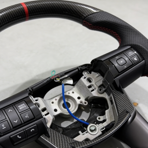 Volant en fibre de carbone sergé personnalisé adapté aux Hilux, Fortuner, Real Innova GR, avec cuir perforé - Product Image 3