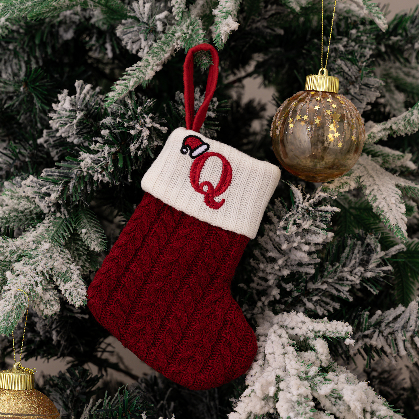 Chaussettes tricotées brodées rouge q