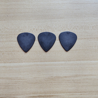 25x27mm Personnalisé Acétal Delrin Guitare Picks Personnaliser Logo Signature POM Plectre Noir Blanc Jaune Couleur Reed Gauge 1.00mm