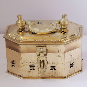 Una gran caja octogonal de latón dorado con un mango audaz y dos remates en forma de aguja en la tapa. - Product Image 1