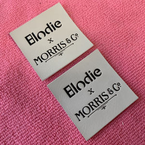 Квадратная форма белая воловья кожа джинсы патч, Лучшая цена на заказ брендовая джинсовая одежда из искусственной кожи этикетка - Product Image 1