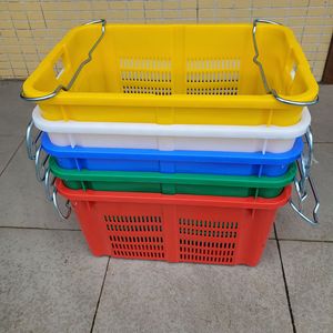 Caja de plástico apilable de 690x480x370mm con asas de hierro para el transporte y entrega de frutas y verduras - Product Image 1