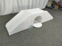 Aire de jeux pour tout-petits avec piscine à balles, murs de sécurité en mousse et escalier à roulettes pour s'amuser en intérieur