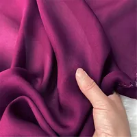 Tissu en soie double georgette de qualité supérieure, disponible en plusieurs couleurs, matière confortable au toucher, idéal pour les robes et vêtements féminins, directement de l'usine.