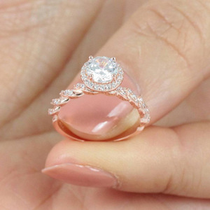 Anello a fascia intrecciata da donna, tono oro rosa, gioiello minimalista alla moda - Product Image 3