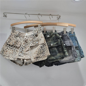 กางเกงขาสั้นเดนิมพิมพ์ลายเสือดาวสำหรับผู้หญิงแบบ 3 มิติ มีกระเป๋าขนาดใหญ่ แฟชั่นสำหรับใส่ทำงาน - Product Image 2