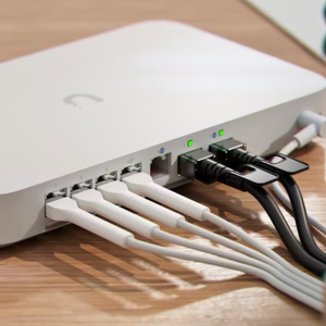 UXG-Fiber (30W) pour UniFi Cloud Gateway, double bande, plus de 300 utilisateurs, fonction modem, WEP QoS, version américaine, WDS/WPS - Product Image 2