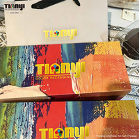 Boîte en papier personnalisée avec fermeture magnétique, impression CMYK, logo en relief et insert en EVA pour l'emballage de vin, de bougies et de safran de luxe
