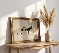 Impression vintage de chat noir encadrée d'un cadre doré orné, esquisse minimaliste de chat étiré, décoration murale, échantillons OEM ODM prêts en moins d'une journée