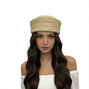 Chapeau borsalino élégant et discret en paille de raphia, style britannique classique vintage, non orné, avec tour de tête réglable - Product Image 1