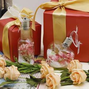 Adorno Navideño de Bola de Cristal Transparente con LED e Impresión UV de 8cm X 8cm X 8cm, Decorado con Flores Rosas y Cuentas de Espuma - Product Image 2