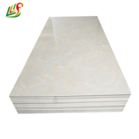 Plaque de marbre PVC durable, anti-moisissure, aspect bois clair, avec de nombreuses textures neutres et fraîches, finition brillante et revêtement UV, pour projets de construction