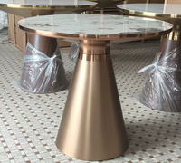 Table console moderne avec plateau en pierre frittée élégant et base en métal sculpté, écologique et facile à nettoyer