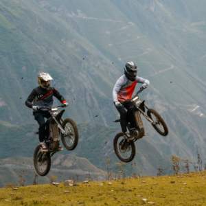 Motocicleta Eléctrica Todoterreno Ultra Silenciosa con Motor Central, Cero Emisiones, 8KW de Alta Potencia, Ecológica, Doble Suspensión, Impermeable - Product Image 4