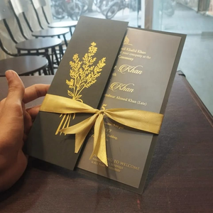 Copertura a singolo lembo con PVC smerigliato invito a nozze interno con una busta di nastro dorato - Product Image 5