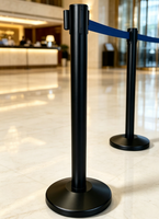 Barrière de contrôle de foule rétractable noire mate avec base ronde pour gestion des files d'attente hôtels, mariages, aéroports