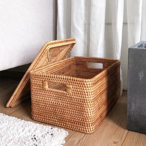 Cesto de mimbre hecho a mano con tapa para la colada, caja de almacenamiento tejida hecha a mano para regalos de Navidad y Pascuas - Product Image 2