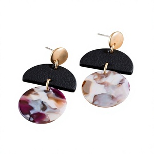 Boucles d'oreilles créoles géométriques colorées en résine 2026 pour femmes, bijoux de fête tendance, boucles d'oreilles statement en acrylique lucite d'Inde pour filles - Product Image 6