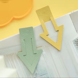 Marcapáginas Promocionales de Cuero PU con Diseño de Flecha y Clip Móvil Preciso - Regalo de Bienvenida Moderno con Grabado en Relieve para Amantes de los Libros - Product Image 1