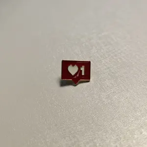 Personalizzato personalizzato moda carino amore cuore rosso distintivo spilla logo personalizzato spilla morbida smalto duro Pin