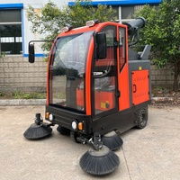 Balayeuse électrique autoportée avec moteurs de brosse indépendants pour le nettoyage des débris aux bords