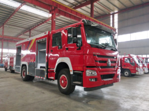 Camion de pompiers haute performance avec réservoir d'eau et pompe à incendie pour les interventions d'urgence municipales et la lutte contre les incendies routiers - Product Image 2
