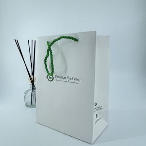 Petits sacs en papier d'art imprimés offset avec pelliculage et logo/design graphique personnalisé - Product Image 1