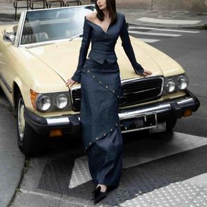 ชุดเซ็ตเสื้อแขนยาวคอวีสีน้ำเงินกรมท่าผ้าเดนิมถักนิตติ้งและกระโปรงยาว 2 ชิ้น สไตล์ลำลองสำหรับผู้หญิง OEM - Product Image 1