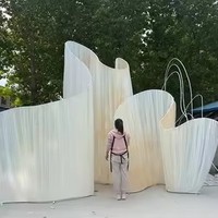 Installations artistiques géantes en tissu sur mesure de luxe SFD pour les mariages, les fêtes et autres décorations d'événements.