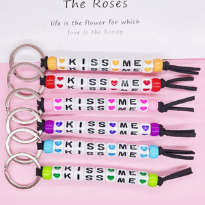 Llavero con letras acrílicas KISS ME, logotipo de letra inicial personalizado, llavero con cuentas, regalo, joyería promocional barata - Product Image 4