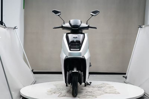Trottinette électrique intelligente 800W 72V, vitesse maximale 60 km/h, réparation en un clic, régulateur <span class=keywords><strong>de</strong></span> vitesse 3 vitesses, application Bluetooth, TCS, écran LED 7 pouces, dossier, OTA, <span class=keywords><strong>Moto</strong></span> Électrique - Product Image 2