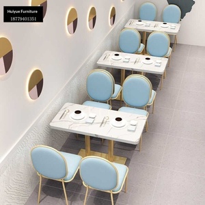 Set Moderno e Minimalista di Tavolo e Sedie per Ristorante/Caffè, Design Verde di Lusso, Doppia Seduta, Piano in Finto Marmo, Struttura in Metallo Personalizzabile - Product Image 1