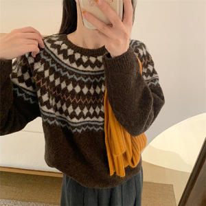 เสื้อไหมพรมลาย Fair Isle สำหรับผู้หญิง ฤดูใบไม้ร่วง-ฤดูหนาว ปี 2025 สไตล์วินเทจ ลายเรขาคณิต ทรงคอหลวม สไตล์เกาหลี ชุดฤดูหนาว - Product Image 4