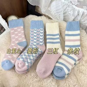 Chaussettes mi-mollet pour femmes, motif cœur, épaisses, en tissu éponge pelucheux, douces pour l'hiver - Product Image 2