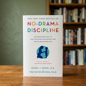 Disciplina sin drama de Daniel J. Siegel M.D. Libro en inglés de bolsillo sobre disciplina positiva para padres - Product Image 1