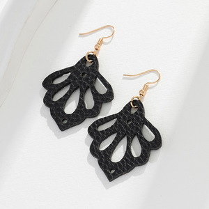 Pendientes de cuero huecos con forma de lágrima negra, accesorio de moda con forma de planta - Product Image 1